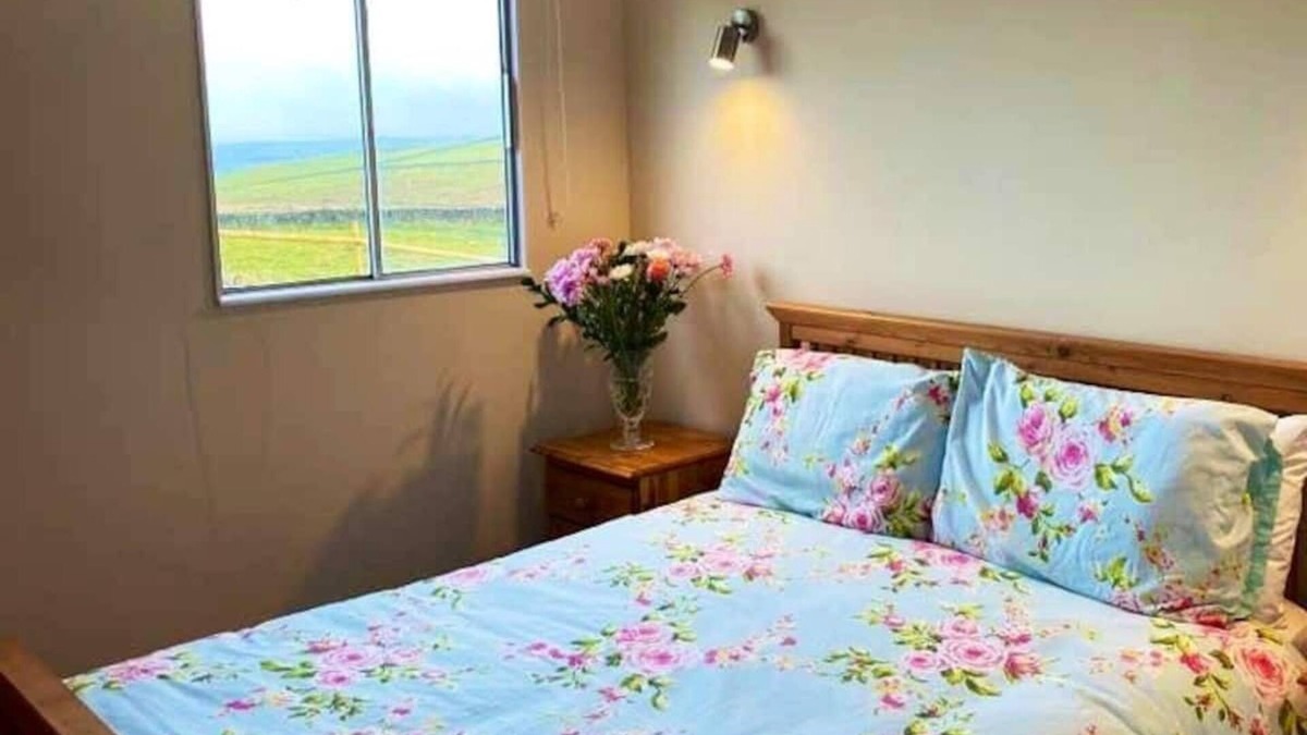 Buxton Cabin | Converted container cabin set in a 40 acre farm with stunning panoramic views
