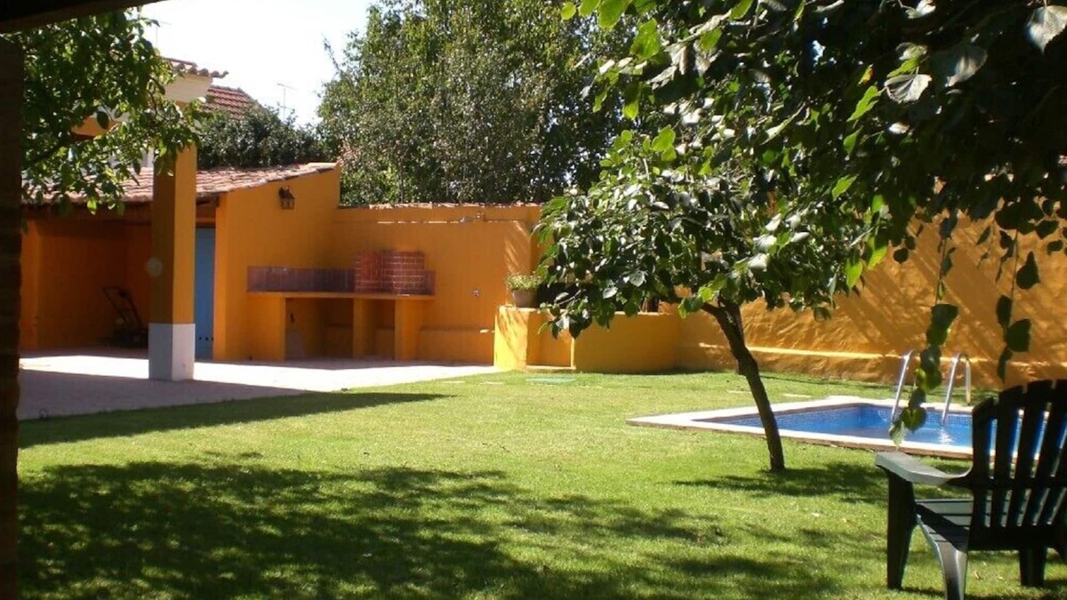 Azoia de Baixo Cottage | Converted cottage in a typical Ribatejo village sleeping 4-5 people with pool.