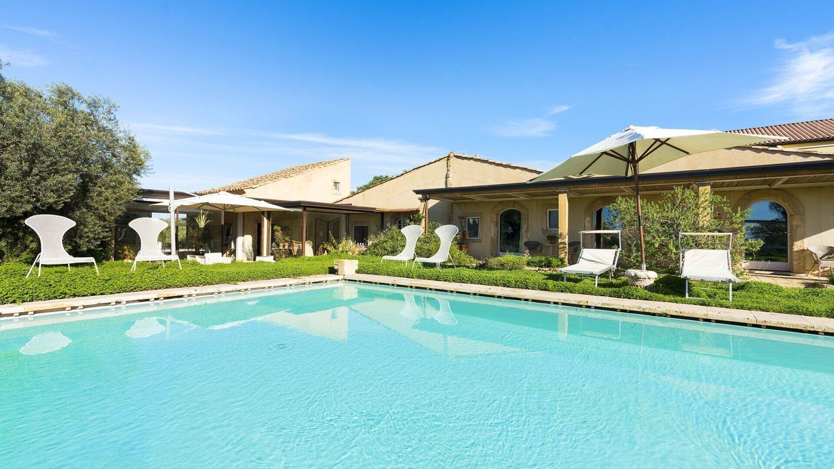 Caltagirone Villa | Converted farmhouse, nestled in nature, with pool
