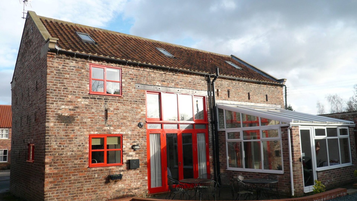 Alne House | Converted farmstead that sleeps 26; 6 showers, 2 baths;table tennis; sauna; gym.