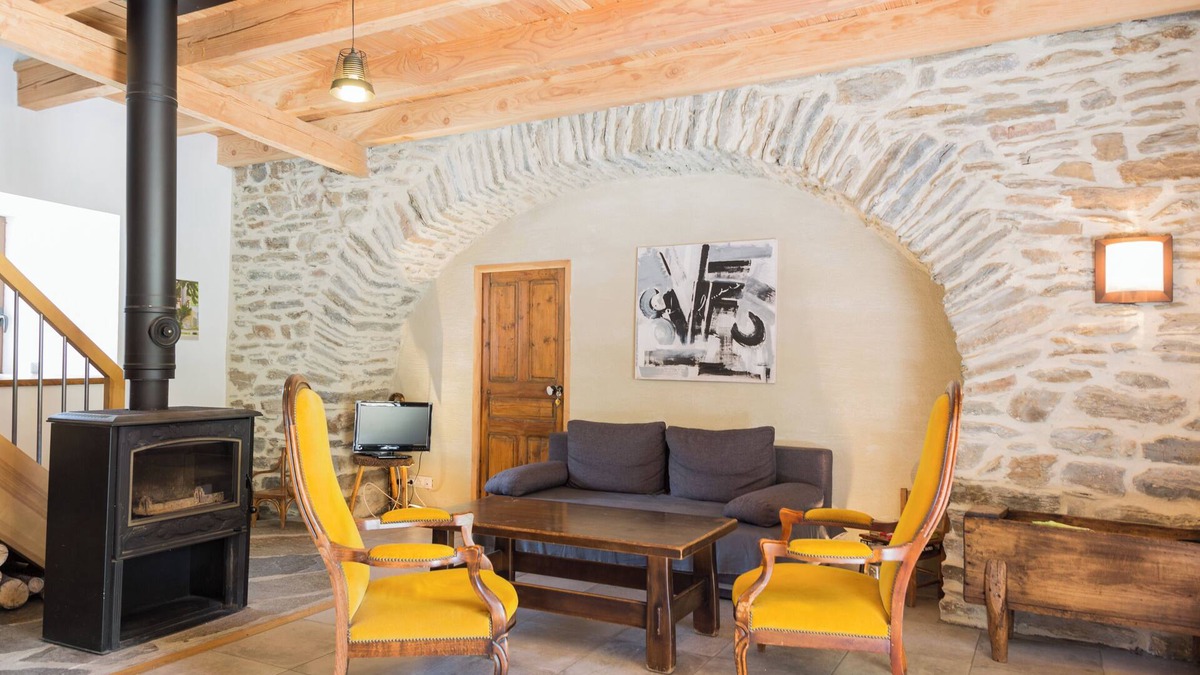 Mont Lozere et Goulet House | Converted barn at the foot of Mont Lozère in a hamlet with character