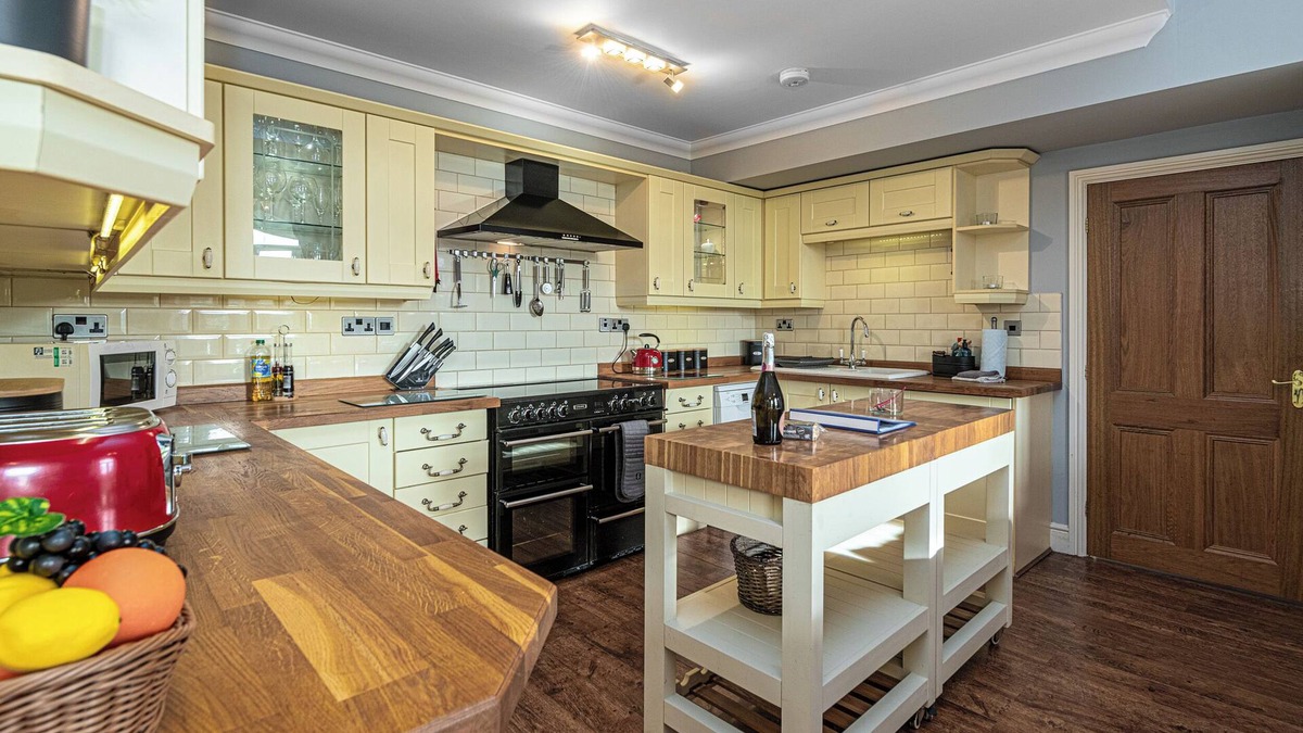 Llanfairpwllgwyngyll Apartment | Converted Former Rectory - Snowdonia View