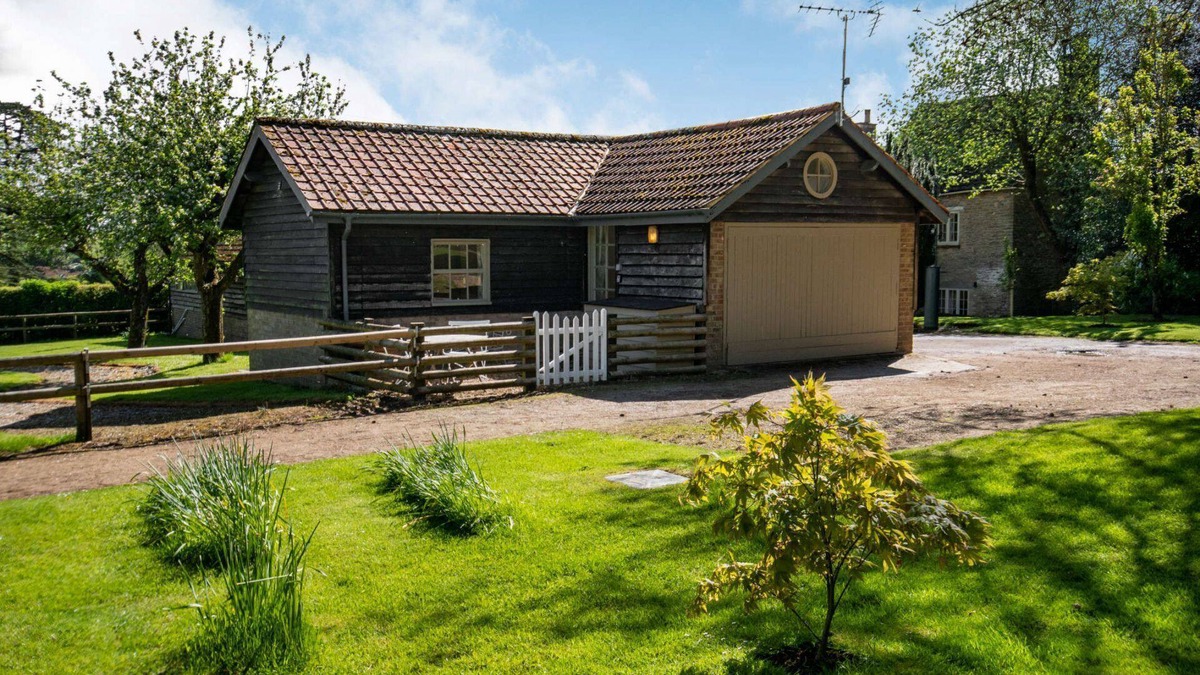 Badminton Cottage | Converted stable and the perfect romantic getaway - Orchard Cottage, Didmarton