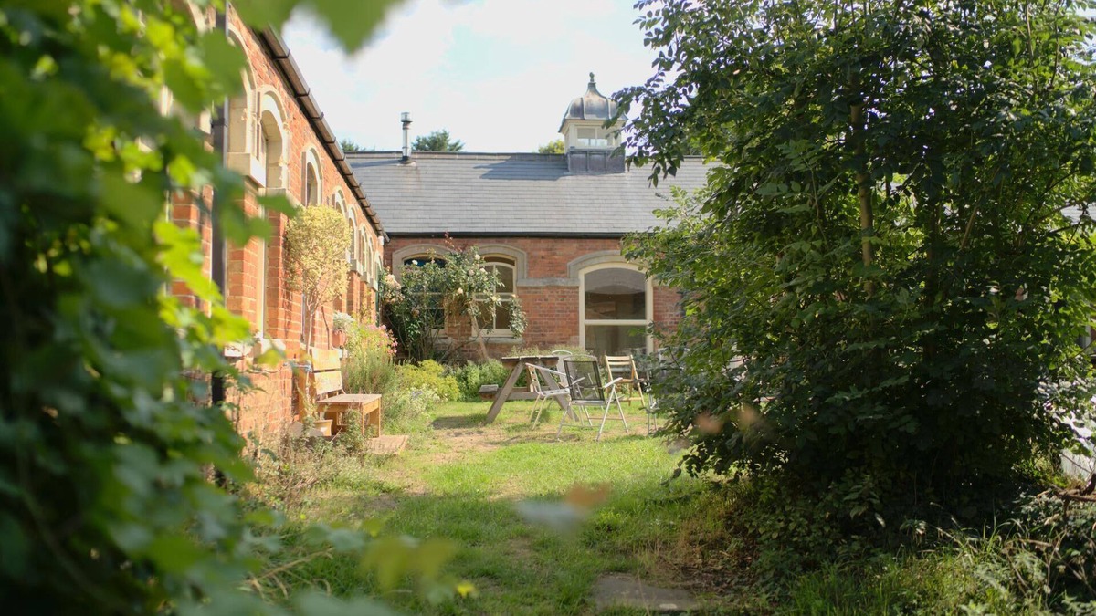 Winslow Cabin | Converted stable block cottage with function room, courtyard garden & woodland
