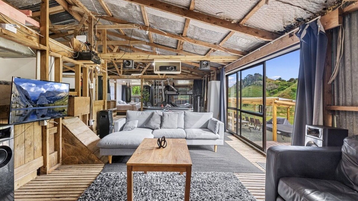 Pukehina Apartment | Converted Woolshed where the quirks are as abundant as the laughs!