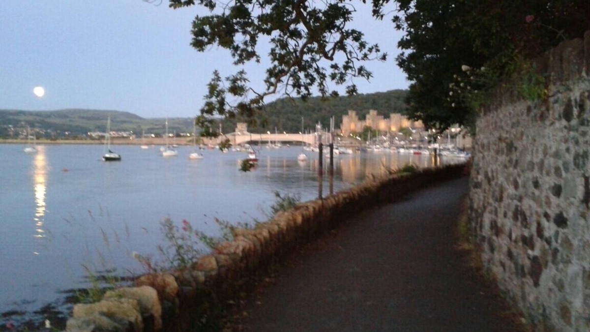 Conwy Cottage | Conwy quaint cottage sleeps 4 + cot, fast WIFI , private enclosed courtyard