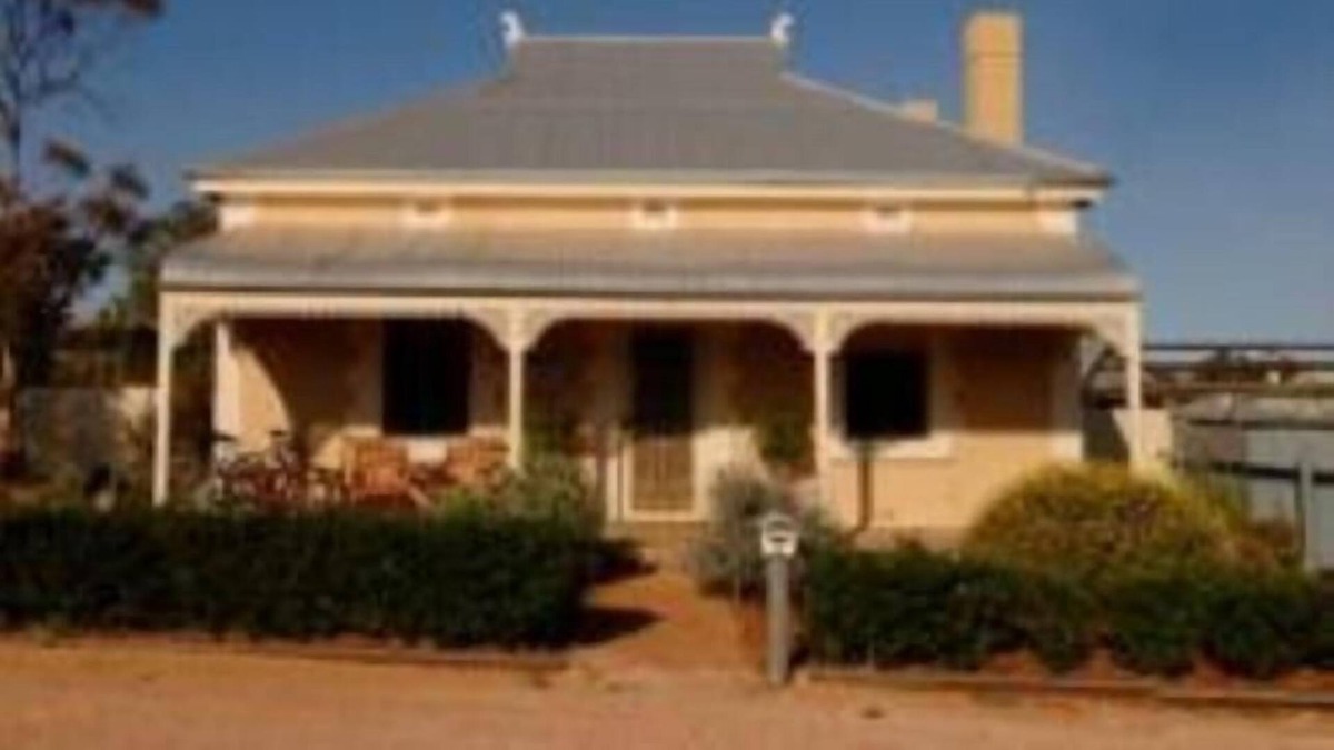 Booyoolie Cottage | CONYNGHAM COTTAGE - located at Gladstone SA. Southern Flinders Ranges.
