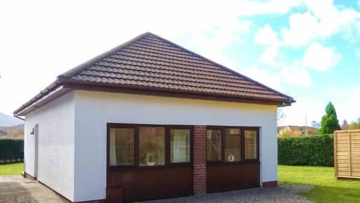 Morar Cottage | COOINDA COTTAGE, country holiday cottage, with a garden in Mallaig