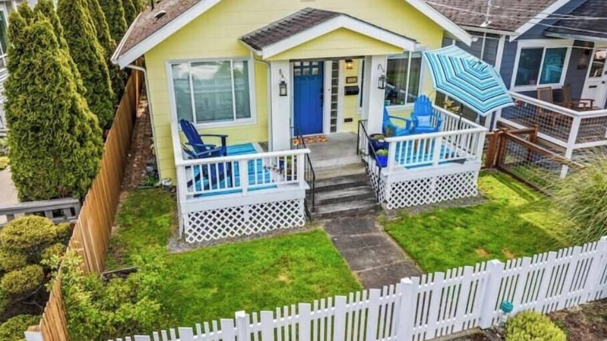 Alki House | Cook's Kitchen + Firepit + Pickleball Park Nearby + AC + 2 Parking Spots