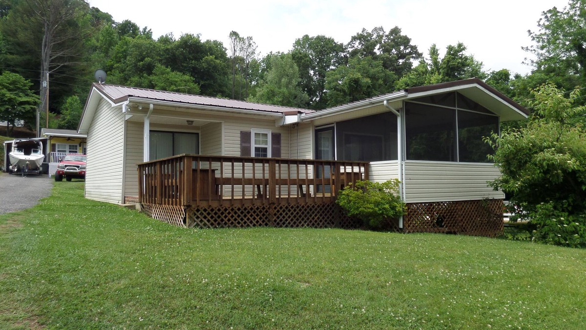 Baxter Cabin | Cookeville-Center Hill-FAMILY or FISHING Vacation-SLEEPS 8-Lake Access-NICE
