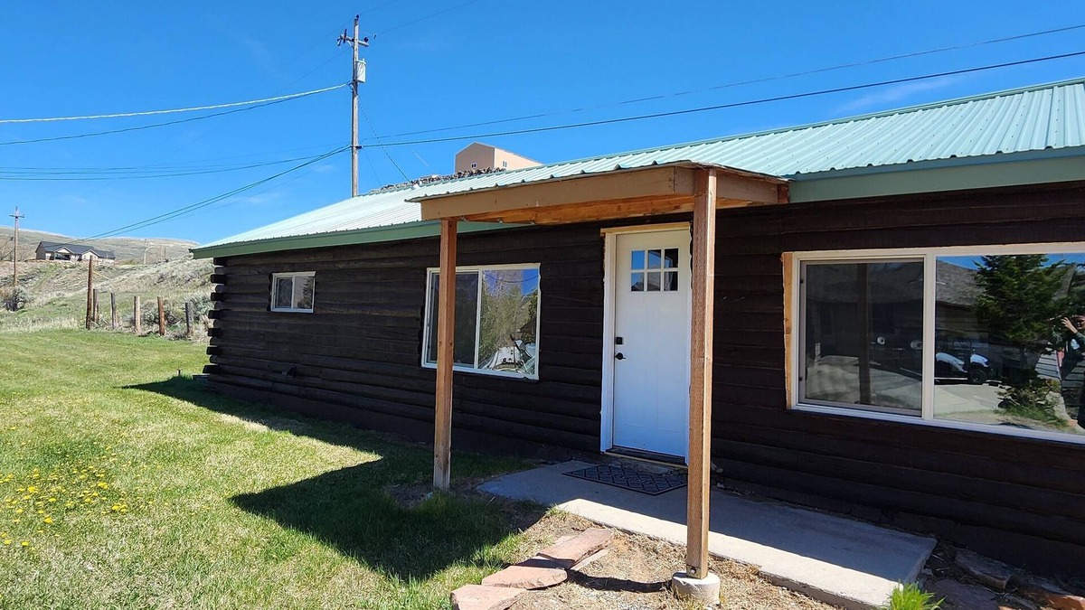 Diamondville Cabin | Cookie's Cabin is a charming little cabin in adventurous Kemmerer!