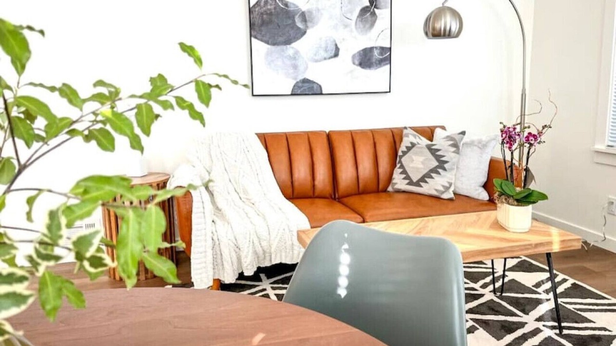 San Anselmo Apartment | Cool and Classy Steps to Downtown