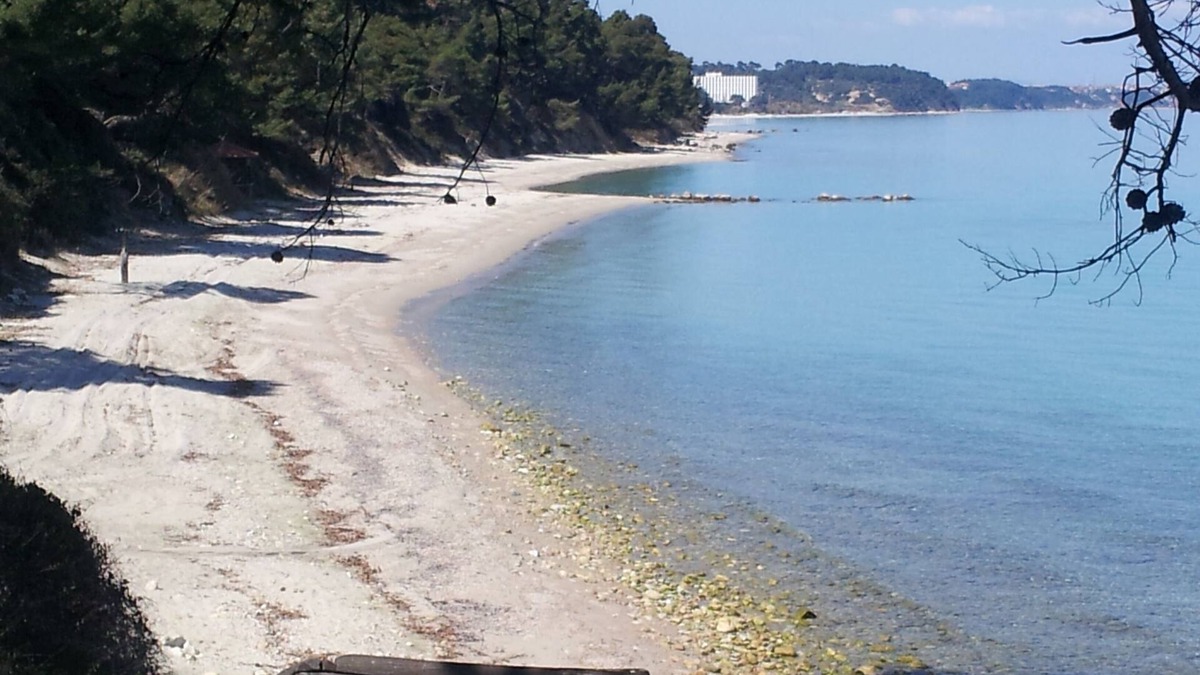 Kriopigi Apartment | Cool apartment with Long Sandy beaches just 6min drive. Free Wi Fi and Smart TV.