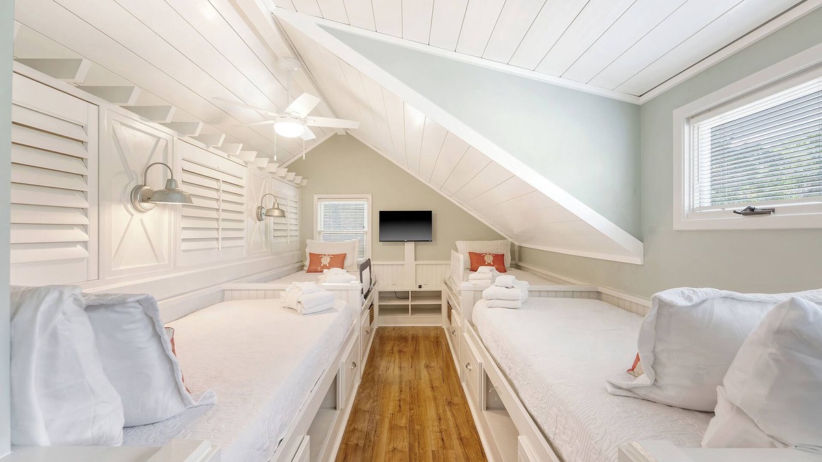Tarpon Pond Cottage | Cool kids Loft! - Walk or Ride to the beach - Bikes and Amenity Cards included!