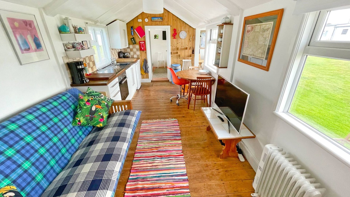 Walcott Ski Chalet | Cool Seaside Hut, Sandy & Quiet Beach