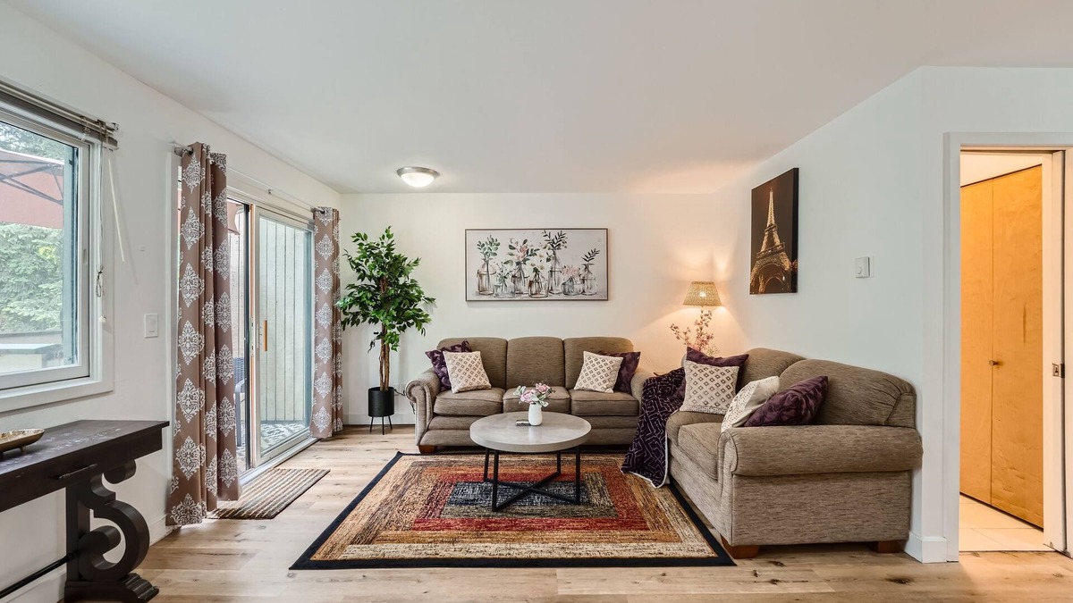 Crossroads Condo | Cool Townhome opp to Crossroads Mall - 5/10 mins to Microsoft, Redmond, Kirkland