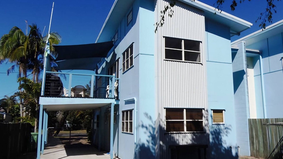 Rainbow Beach House | COOLAMAINE 2 - Rainbow Beach. Easy walk to beach and shops.