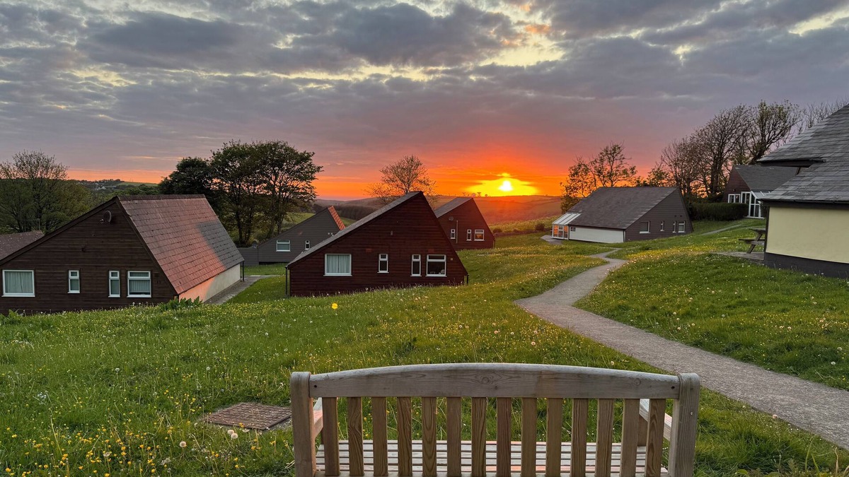 Bude Ski Chalet | Coombe View Cornwall Holiday Lodge Near Bude. Sea Views. Large Patio Sleeps 6.