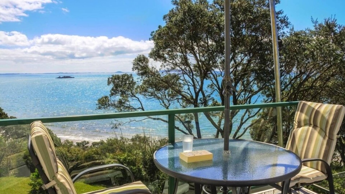 Coopers Beach Cottage | Coopers Beach Retreat-Tui cottage, a modern kiwi beachfront bach. Pet Friendly