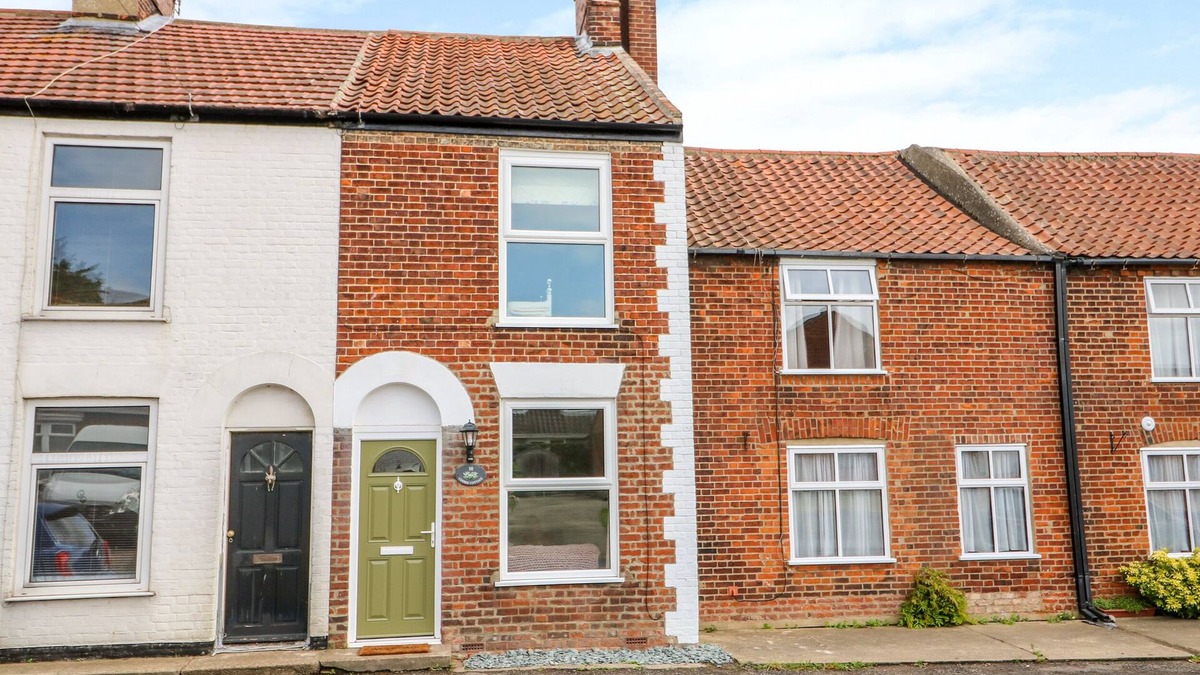 Martham Cottage | COORIE COTTAGE, pet friendly, character holiday cottage in Martham