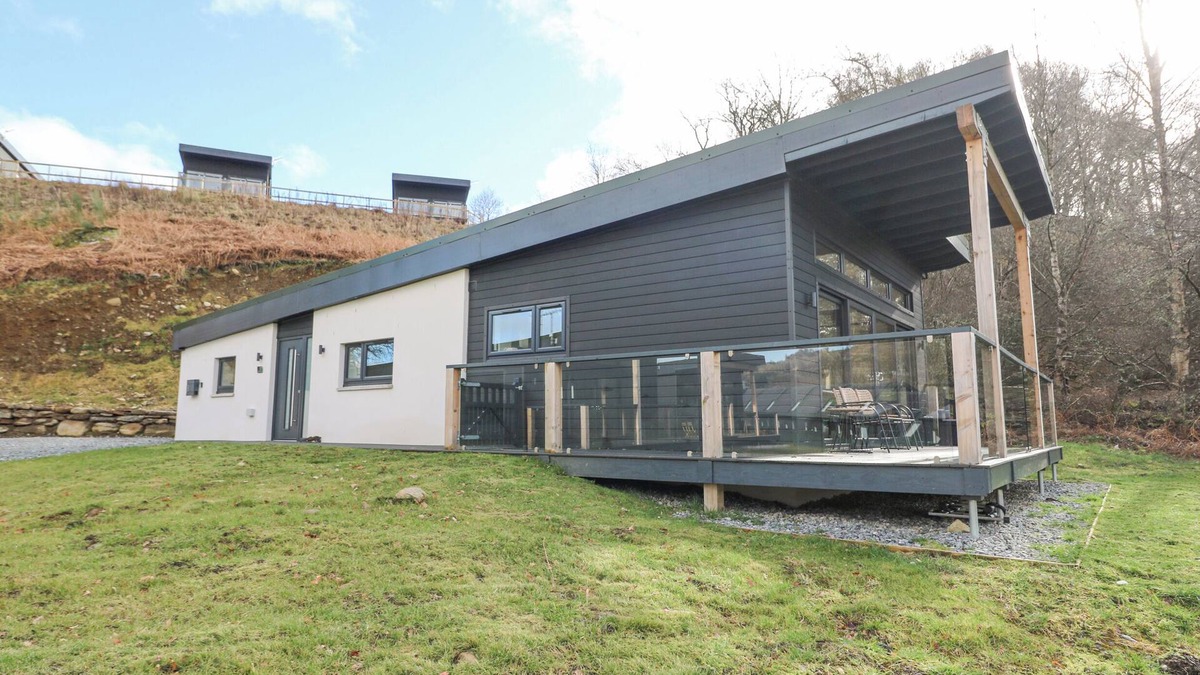 Aberfeldy Cottage | COORIE IN, country holiday cottage, with a garden in Aberfeldy