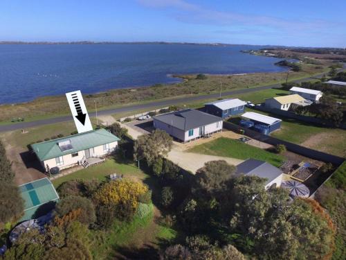 Bonney House | Coorong Lakeside Cottage
