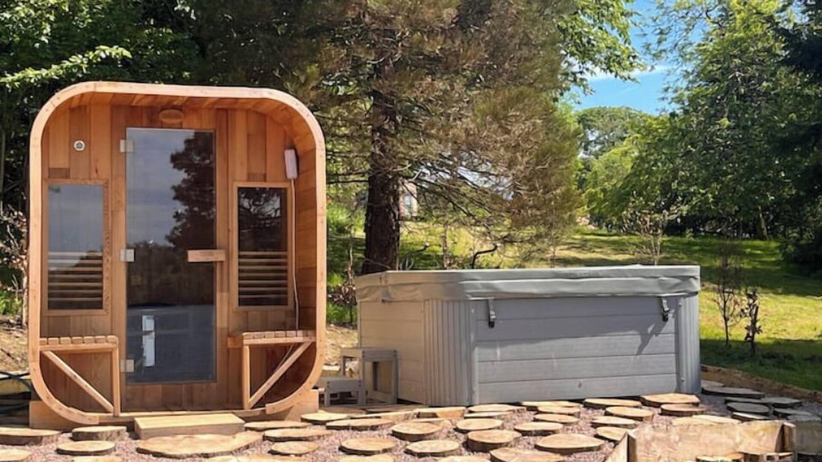 County Cavan Cottage | Copper Cove Cottage Romantic Lakeside Escape with Hot Tub, Sauna & Kayaks