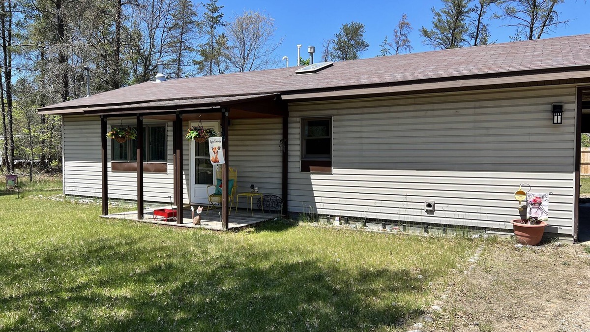 Grayling House | Copper Fox Cottage is cozy and welcoming, near trails and Manistee River.