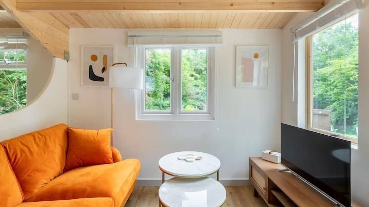 Blandford Saint Mary Ski Chalet | COPPERBEECH - ROMANTIC ESCAPE | SLEEPS 2 | HOT TUB | BBQ | PATIO | WI-FI
