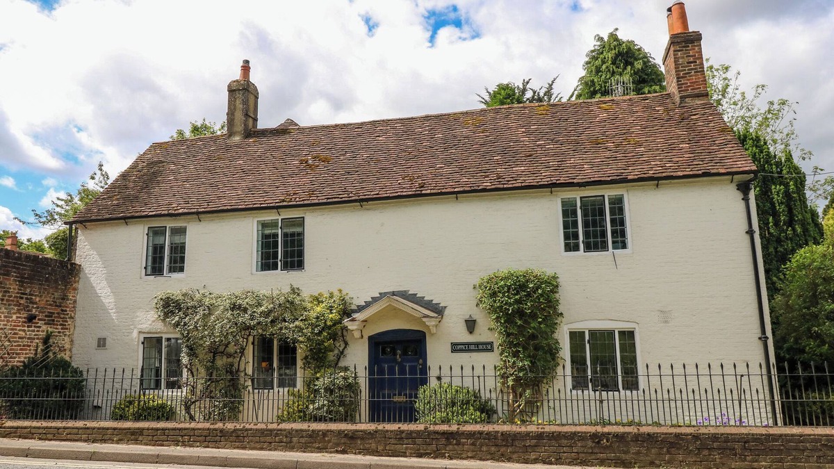 Bishops Waltham Cottage | COPPICE HILL HOUSE, pet friendly, with hot tub in Bishop's Waltham