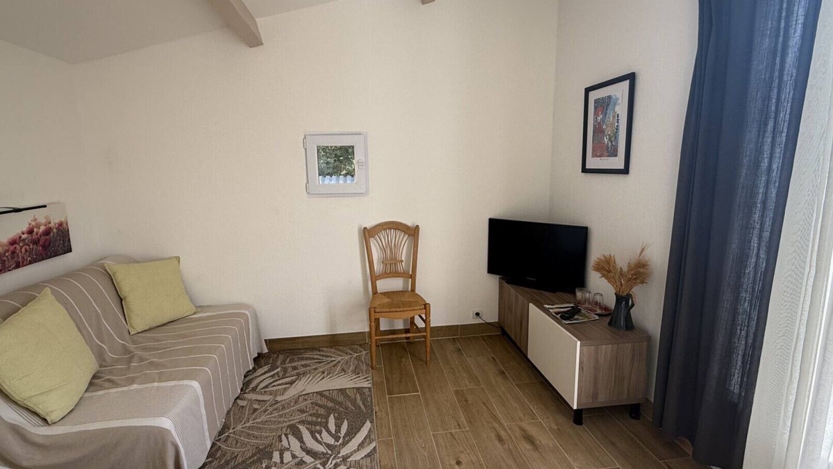 Nans-les-Pins Bed & Breakfast | 'Coquelicot' Guest Room with Mountain View, Wi-Fi and Air Conditioning