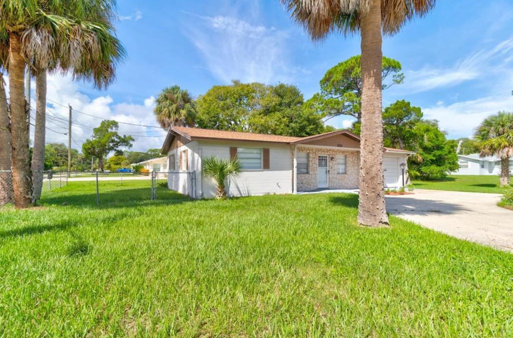 South Daytona House | Coquina Cabana with fenced yard and adorable decor