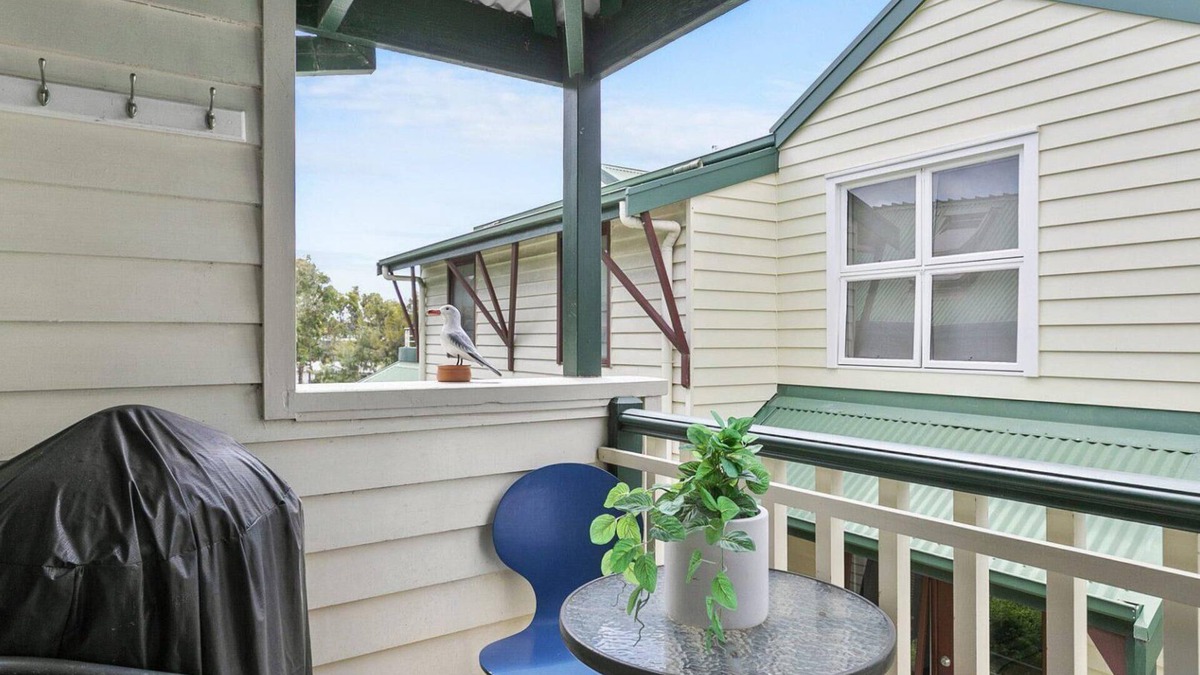 Lorne Apartment | Cora Lynn 13 - Smith