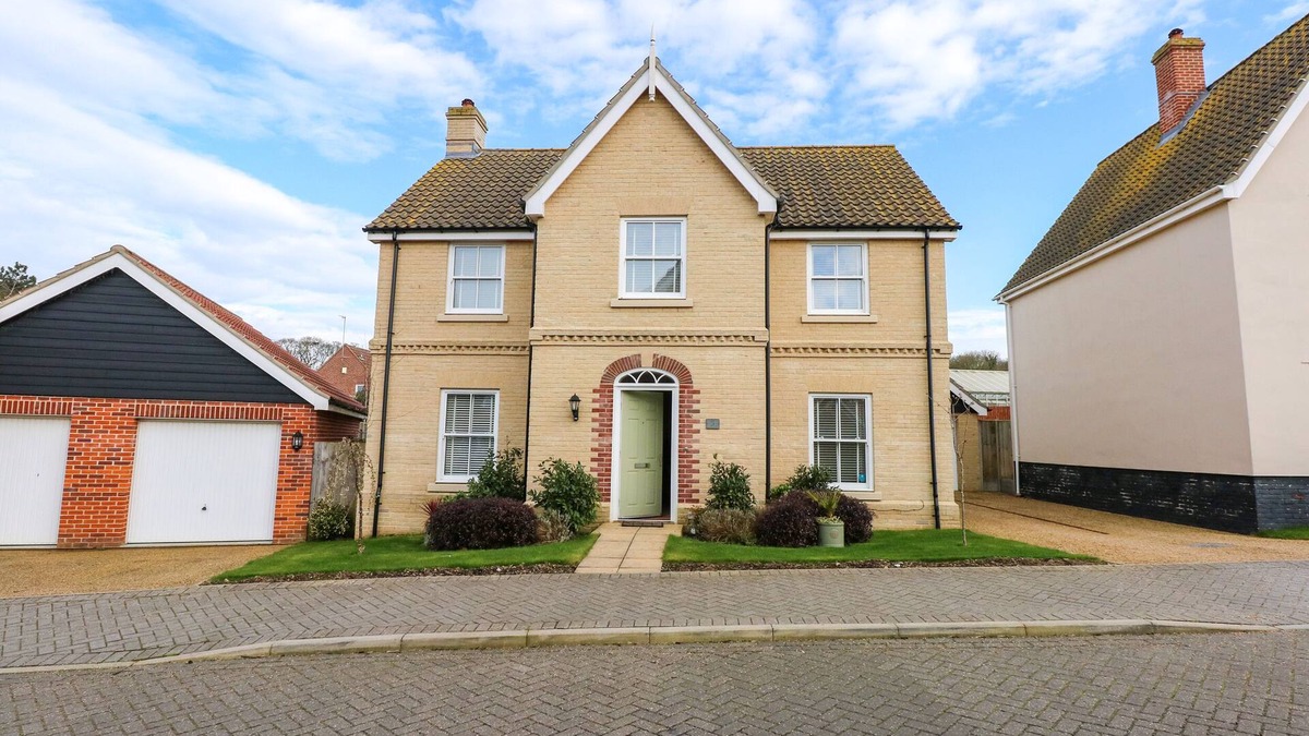 Overstrand Cottage | CORAL HOUSE, luxury holiday cottage, with a garden in Overstrand