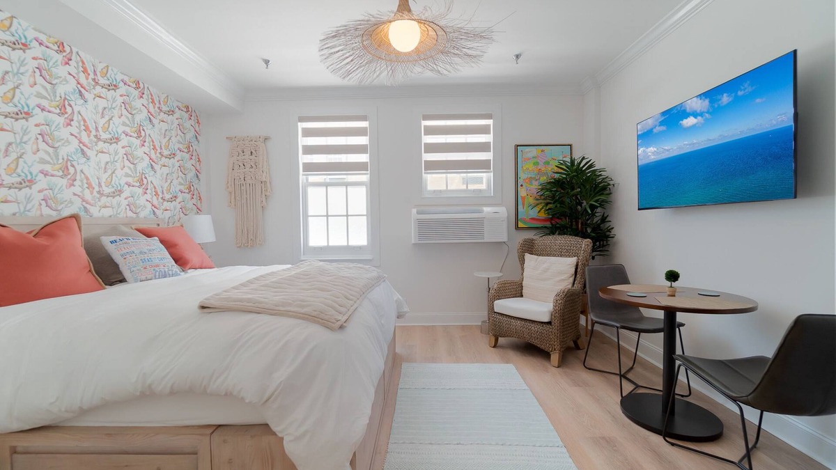 Palm Beach - West Palm Beach Condo | Coral Reef King Retro King Suite - near Beach