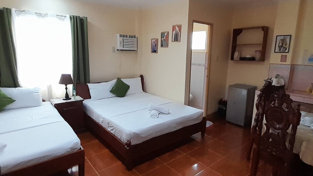 Balabag Apartment | CORALYN'S PLACE FAMILY of 5 with private toilet and kitchenette