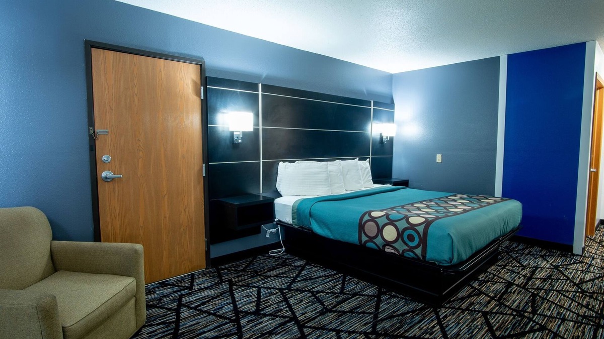 New Richmond Hotel | Coratel Inn and Suites By Jasper - Standard 1 King Bed Non Smoking