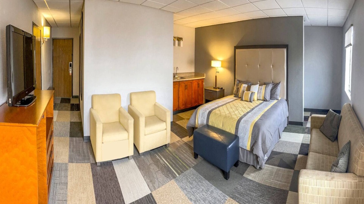 Fairfield Hotel | Coratel Inn by Jasper Iowa Fairfield - Deluxe 1 King Suites with Sofa Bed NS