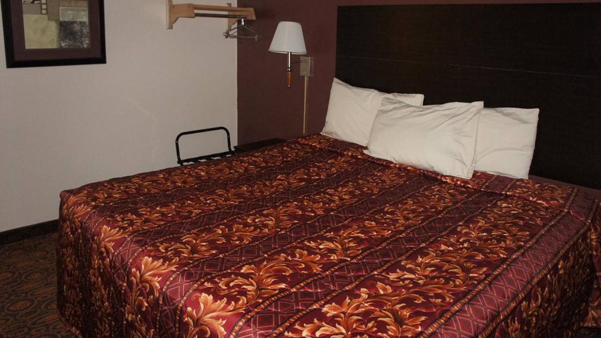 Waite Park House | Coratel Inn & Suites By Jasper Waite Park - Standard 1 King Bed Non-Smoking