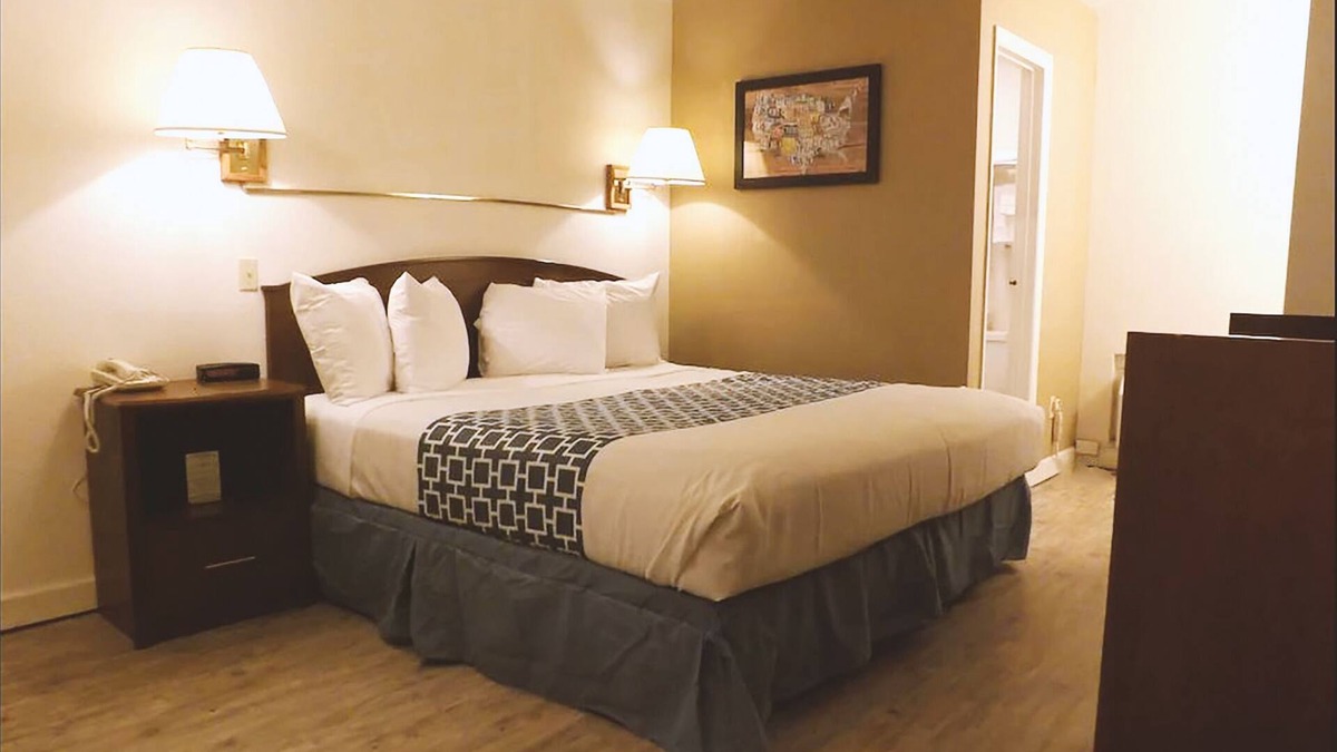 McCook Hotel | Coratel Inn & Suites By Jasper McCook - Deluxe 1 King Bed NS