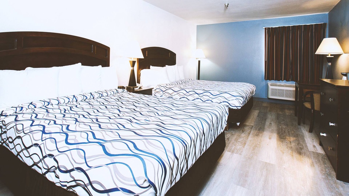 Park City House | Coratel Inn & Suites by Jasper Park City - Wichita North - SQBNS