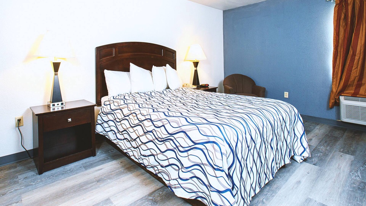 Park City House | Coratel Inn & Suites by Jasper Park City - Wichita North - DKBNS
