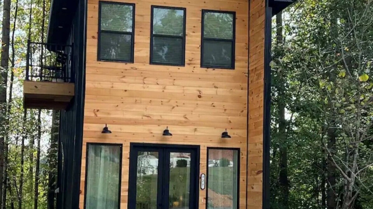 Somerset Ski Chalet | Cordial chalet with a balcony to have coffee with the squirrels