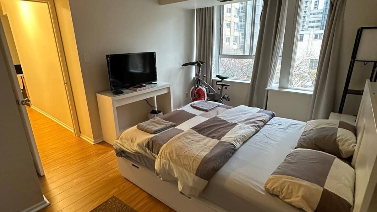 Bay Street Corridor Condo | Core of Downtown-Near Eaton Centre, Nathan Phillips Square