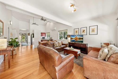 Bright House | Corinda Cottage - 4 bedroom pet friendly five minute walk to town and Ovens River.