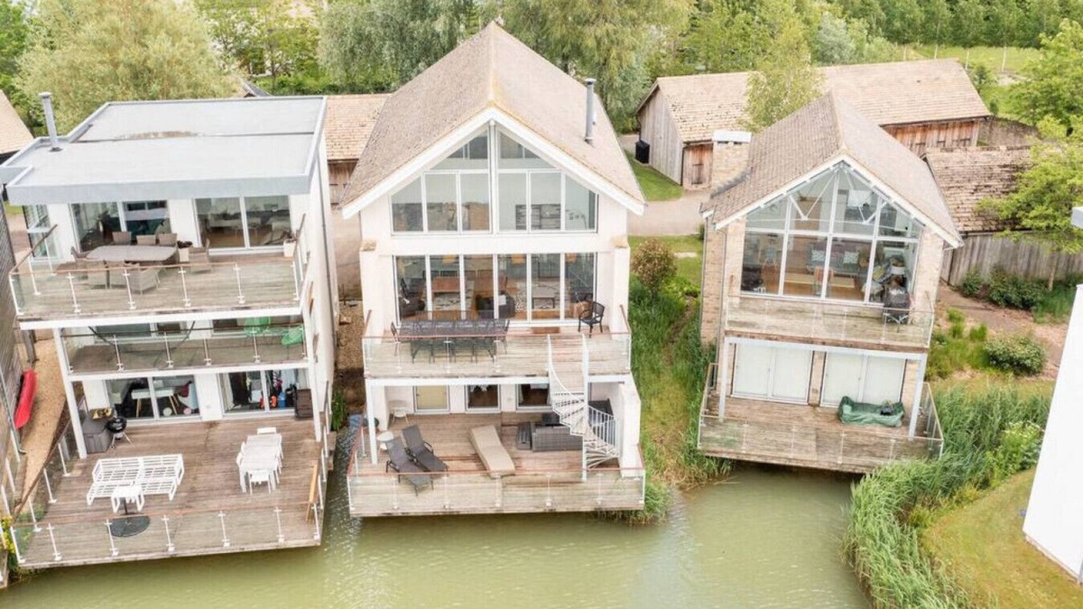 Cirencester House | Corinium Lodge - HM20 - HOT TUB - Lakeside Spa Property