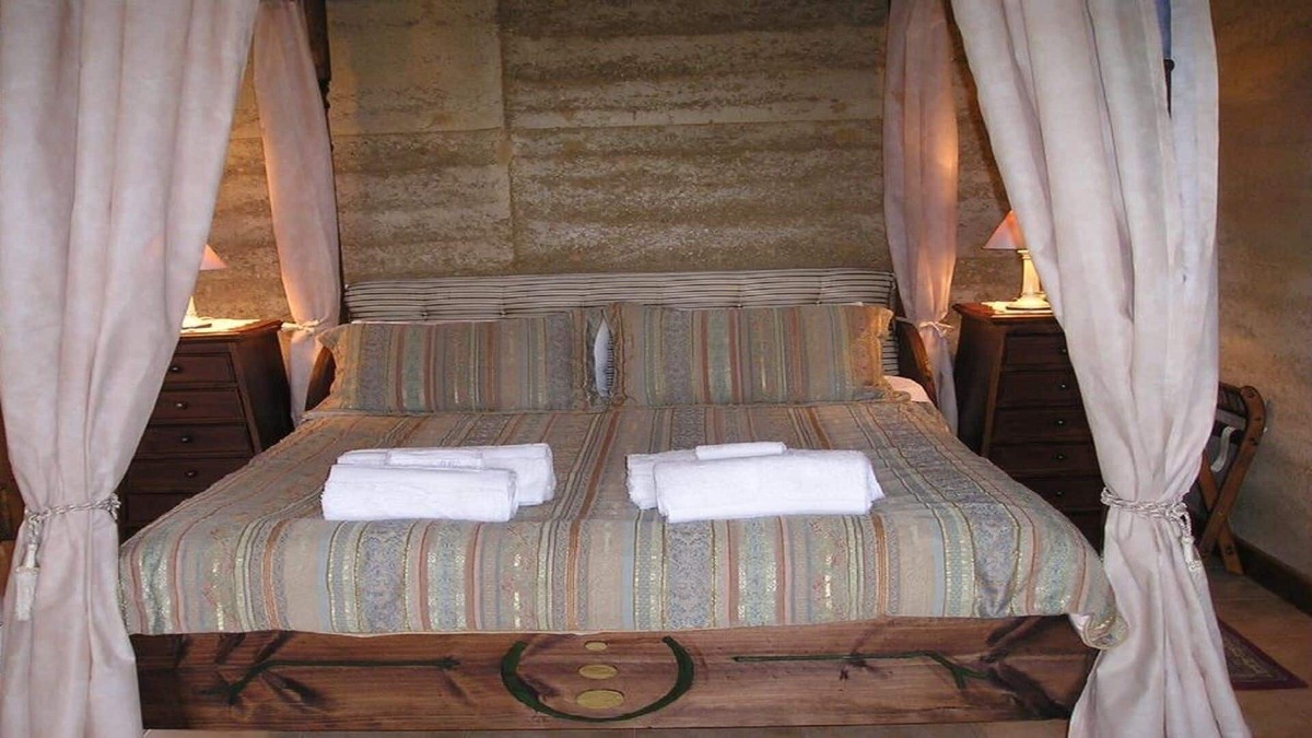 Torrens Vale Villa | Corinium Roman Villa - Four Poster Relaxation