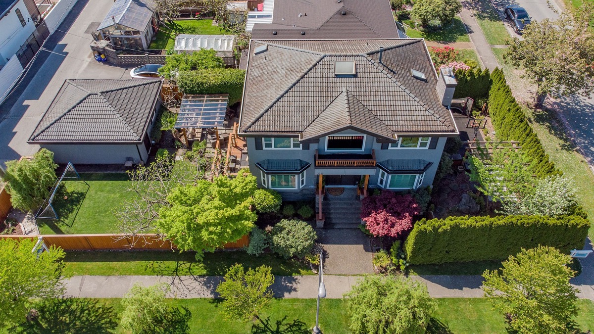 West Side House | Corkscrew Willow Estate - 2010 Olympics-Award Winning Home