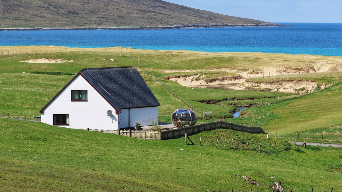 Glen Kyles Cottage | CORNCRAKE COTTAGE, pet friendly, luxury holiday cottage in Leverburgh