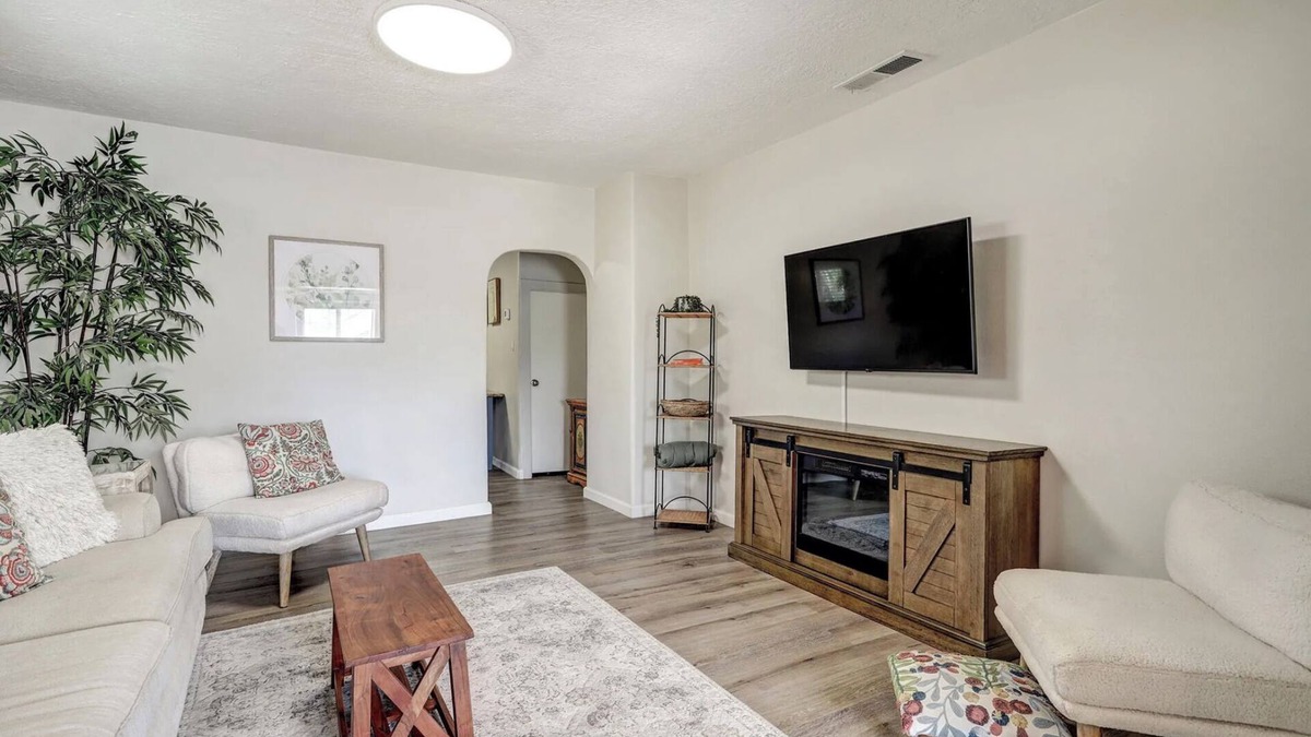 University Heights House | Cornell Canvas Suite, Near Nob Hill, UNM Hospital, and Downtown